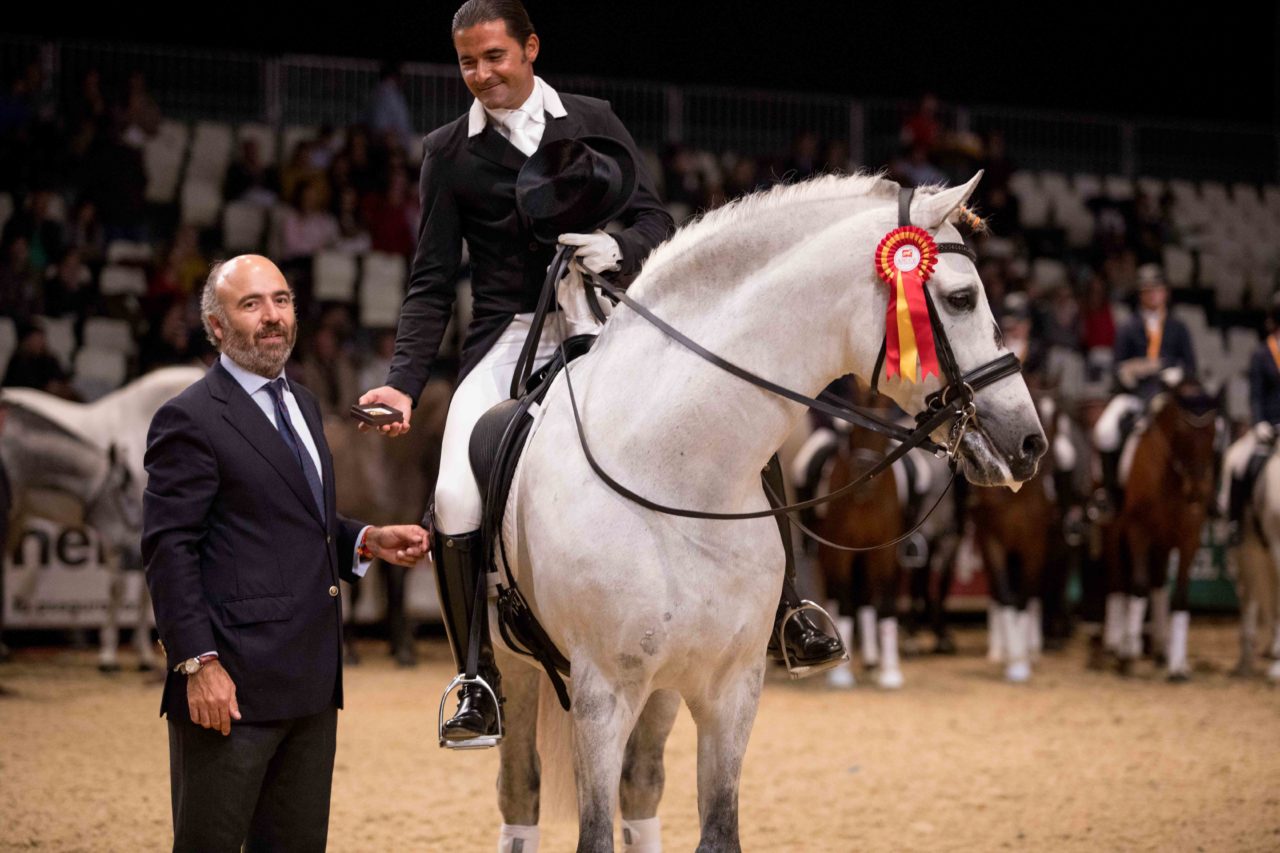 José Antonio García Mena, Víctor Álvarez y Ángel Dorado reciben la medalla  honorífica de ANCCE. - Lily Forado