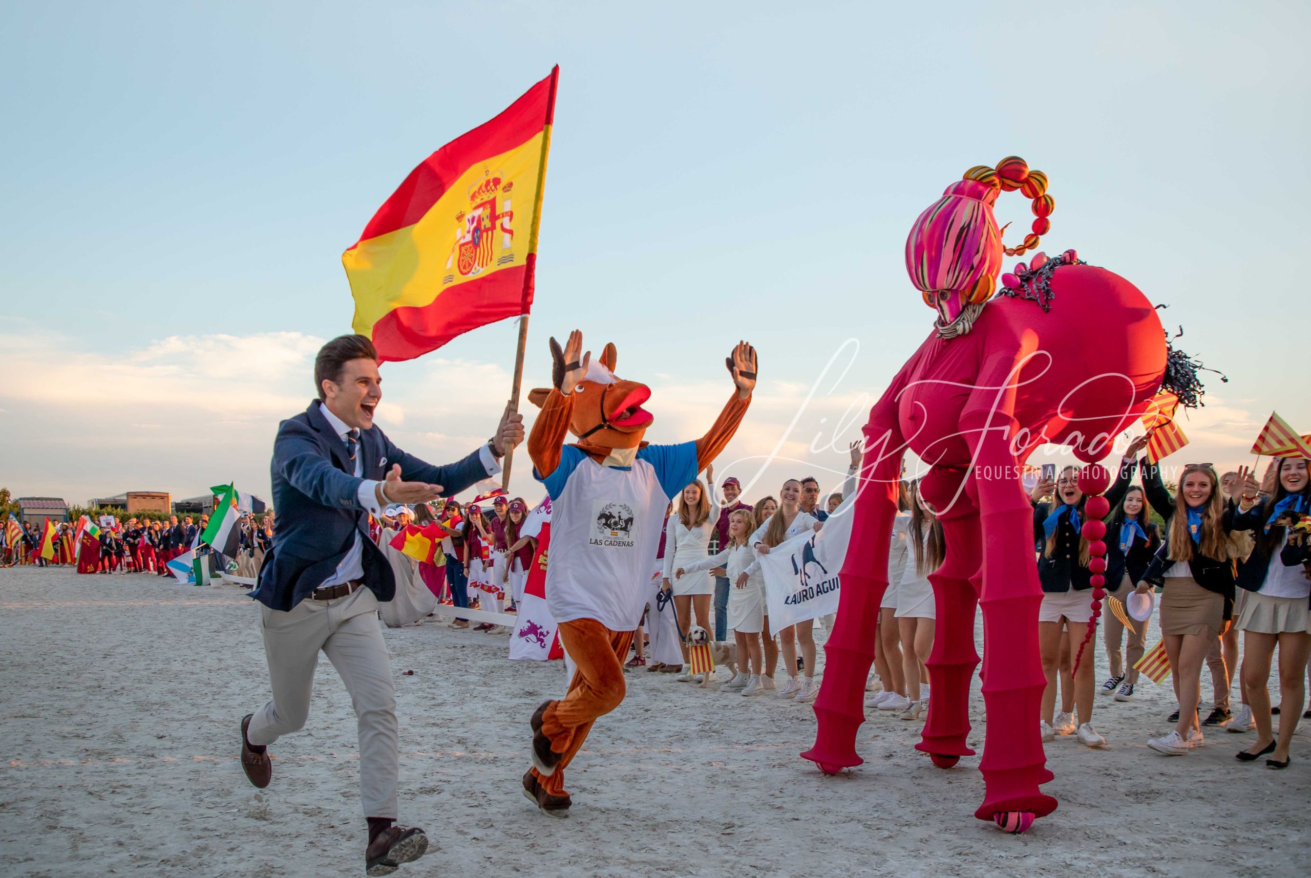 Las Cadenas sorprende  con un colorido y divertido desfile de CCAA.