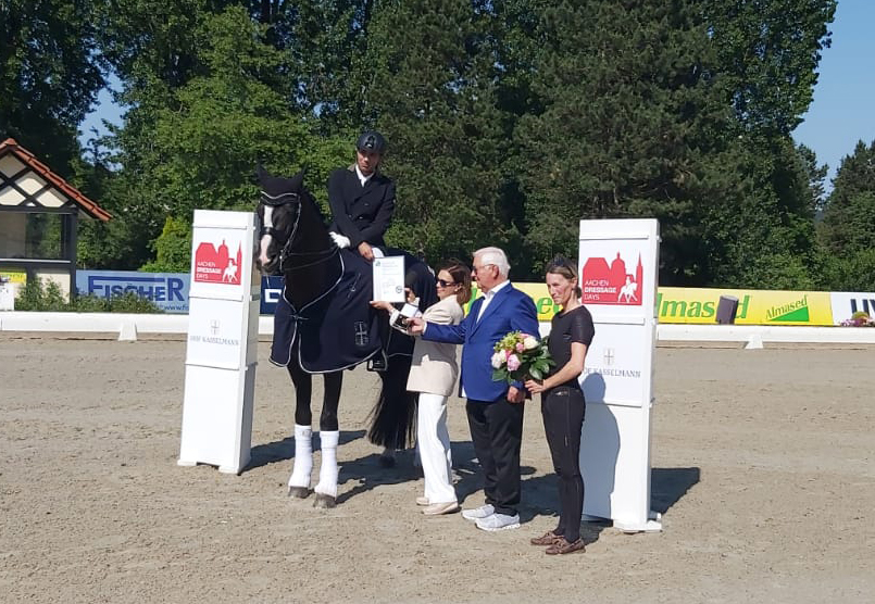 Manuel Domínguez recibe la insignia de oro alemana “Goldenes Reitabzeichen”