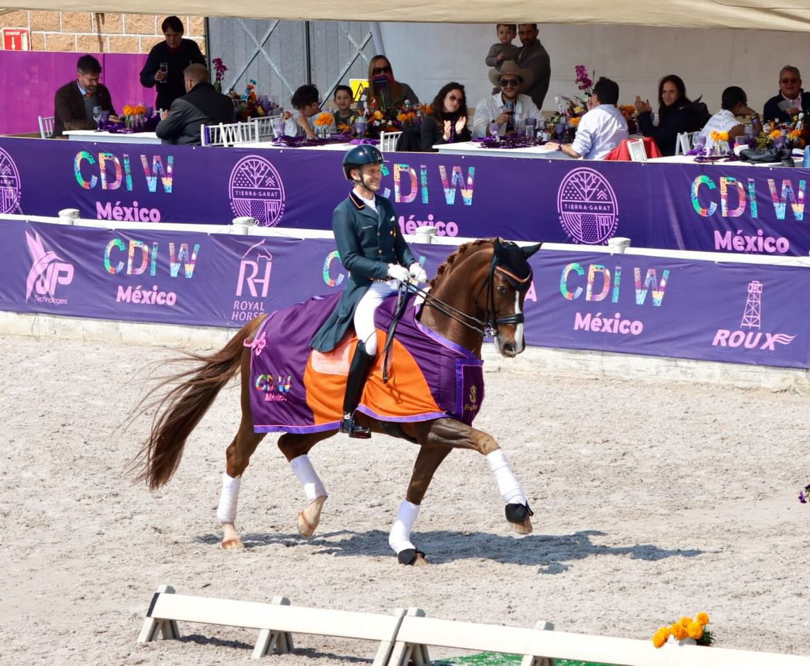 Borja Carrascosa sella doblete dorado en el CDIW de México ganado la Kür. 